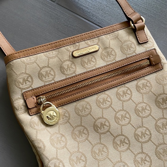 ❌SOLD❌ Michael Kors Women Crossbody Bag- Tan/Gold - Picture 8 of 17